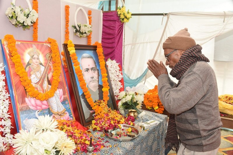 श्रद्धांजलि अर्पित